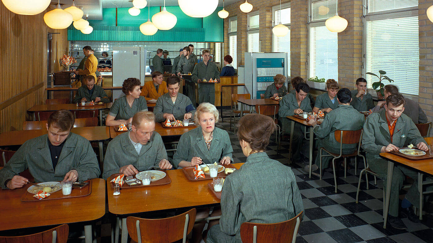 En mängd människor i arbetskläder i matsal hos Volvo i Torslanda 1960.