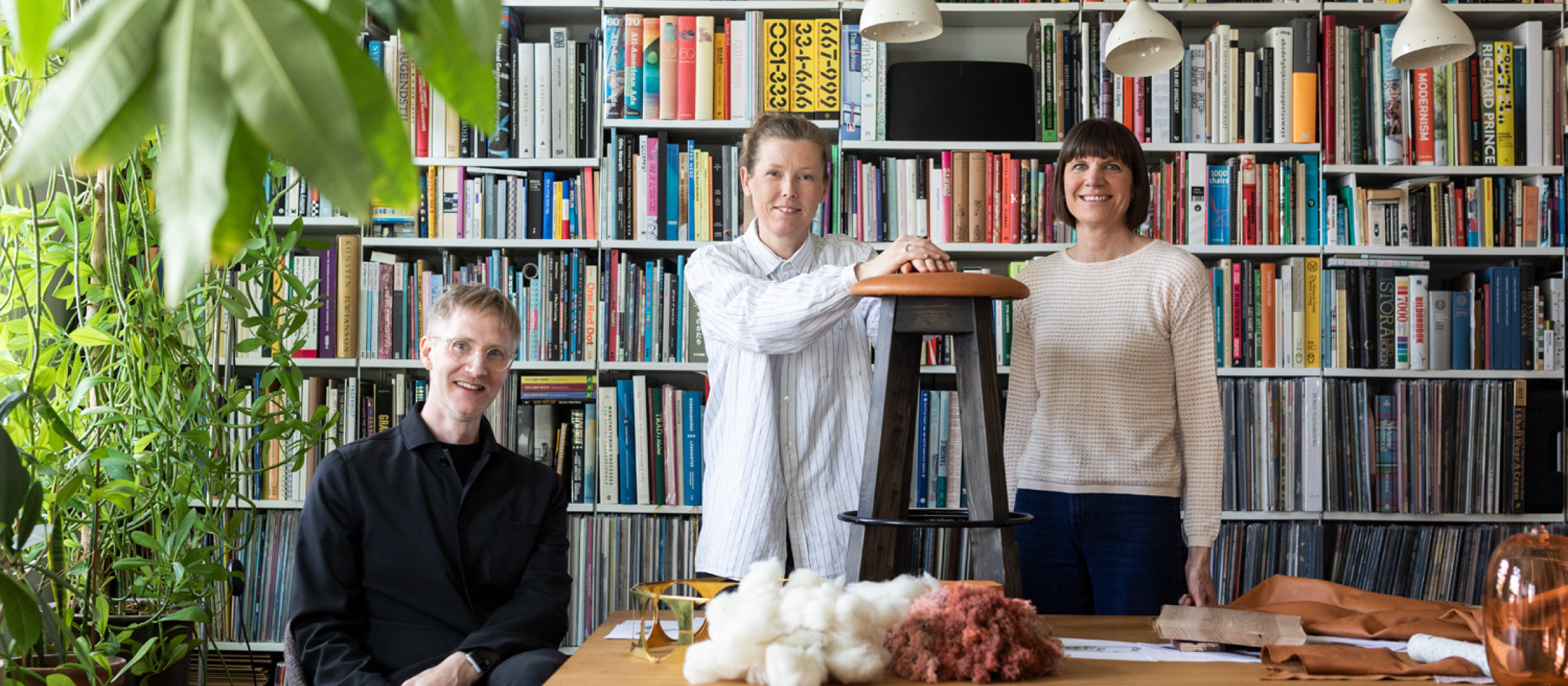 Linus Davidsson, Louise Hederström och Skanskas Åsa Johansson i Louise ateljé, pall som prototyp i förgrund.
